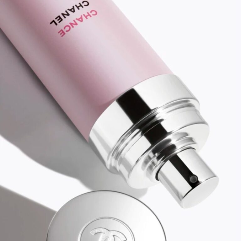 Bruma hidratante corporal de Chanel Chance Eau Tendre de 100 ml - frasco abierto y tumbado