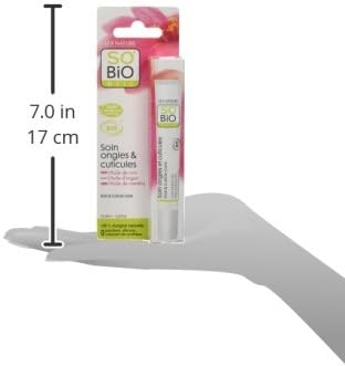 Mano con el fortalecedor de uñas con aceite de ricino y vitaminas para las uñas de So'Bio Étic