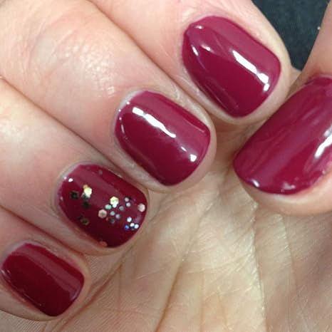 Mano mostrando uñas burdeos pintadas con el esmalte de gel para uñas semipermanentes Sugar Plum de Sensationail
