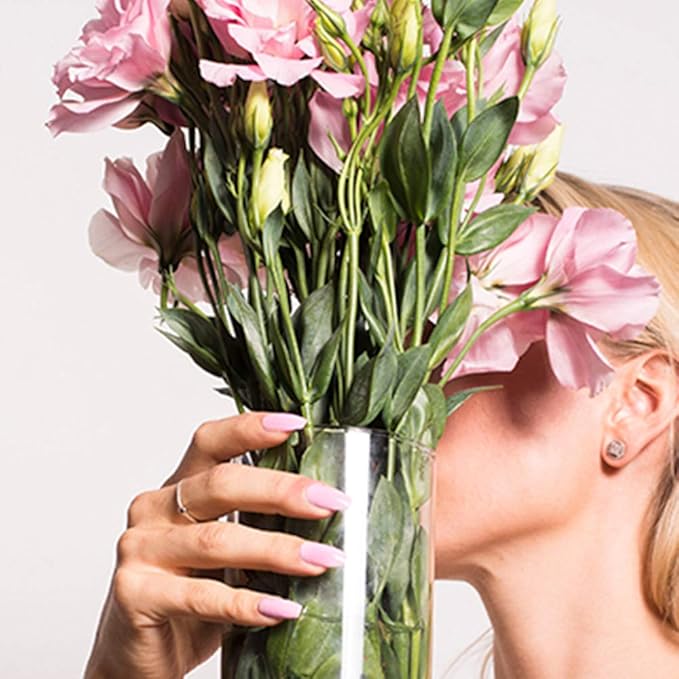 Mujer rubia con rosas y uñas rosas
