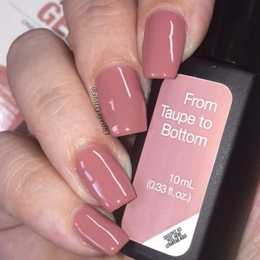 Mano con uñas nude From Taupe to Bottom sujetando frasco de esmalte de gel express para uñas semipermanentes