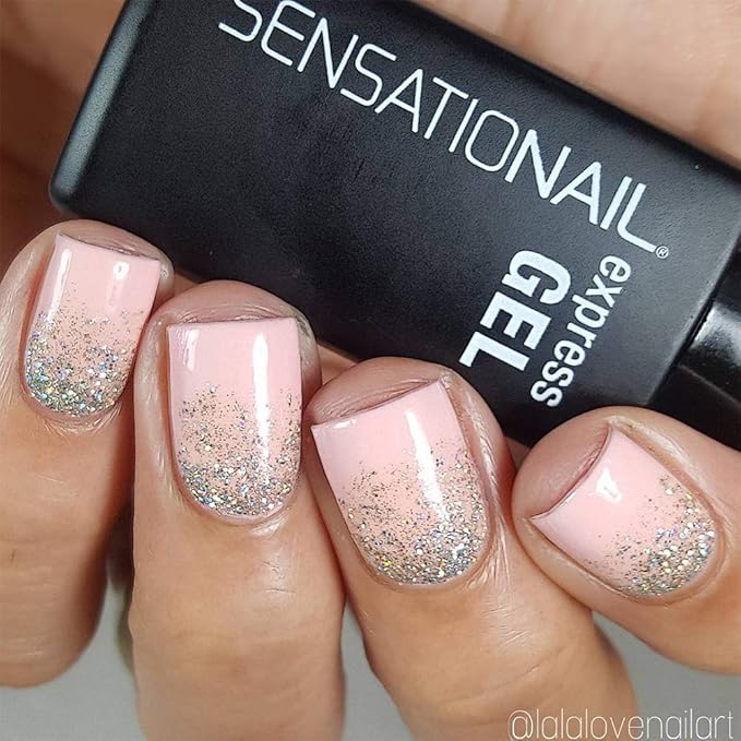 Mano femenina sujetando frasco esmalte de gel express para Uñas Semipermanente de color gris plateado Getting Tipsy
