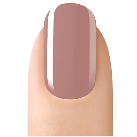 Dedo de mujer con uñas beige del esmalte de gel Macchiato