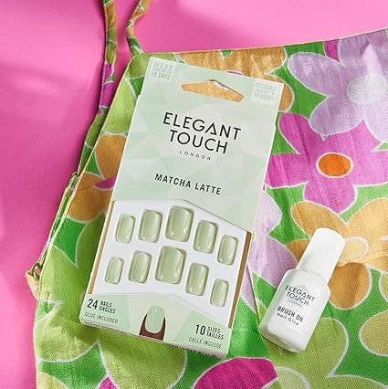 Caja de 24 uñas postizas verdes Matcha Latte y frasco de pegamento para uñas postizas incluido de Elegant Touch