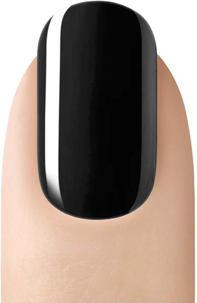 Dedo de mujer con uñas negras del esmalte de gel Midnight Rendez-vous