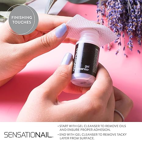 Manos con uñas semipermanente purpuras sujetando fracos quita esmaltes uñas sin acetona sobre toallita