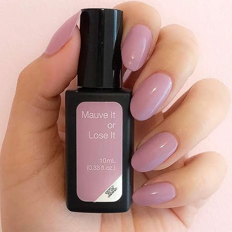 Mano con uñas púrpura Mauve It or Lose It sujetando frasco de esmalte de gel para uñas semipermanentes
