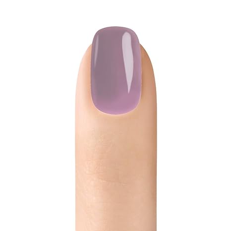 Dedo de mujer con uñas púrpura del esmalte de gel Mauve It or Lose It