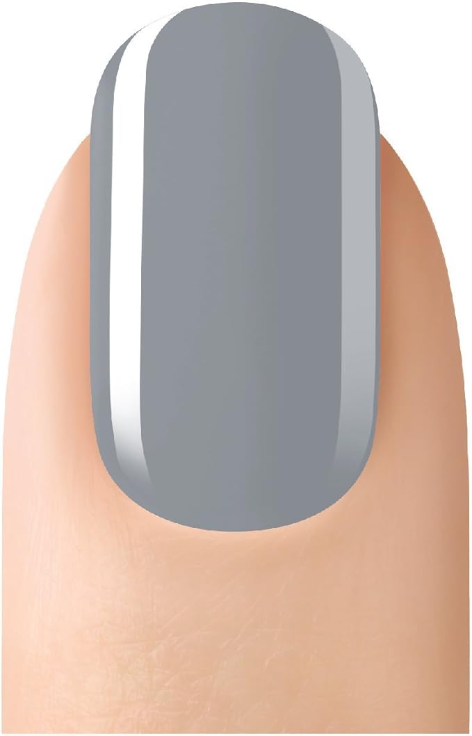 Dedo de mujer con uña gris del esmalte de gel Greyed Out
